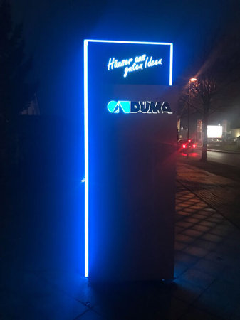 Die blaue Konturbeleuchtung des Pylons entspringt dem Corporate Design des Unternehmens und gibt die Haupt-Unternehmensfarbe wider.\\n\\n09.01.2018 15:25